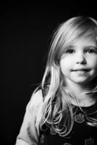 Fotografie von einem Kind mit langen offenen Haaren