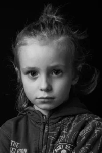 Portraitfoto in schwarz weiss eines Jungen mit Dutt