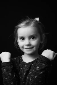 Fotografie eines Mädchens mit zusammengebundenen Haaren